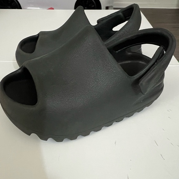 Yeezy Slides - Black 7K - Toddler - Picture 4 of 5